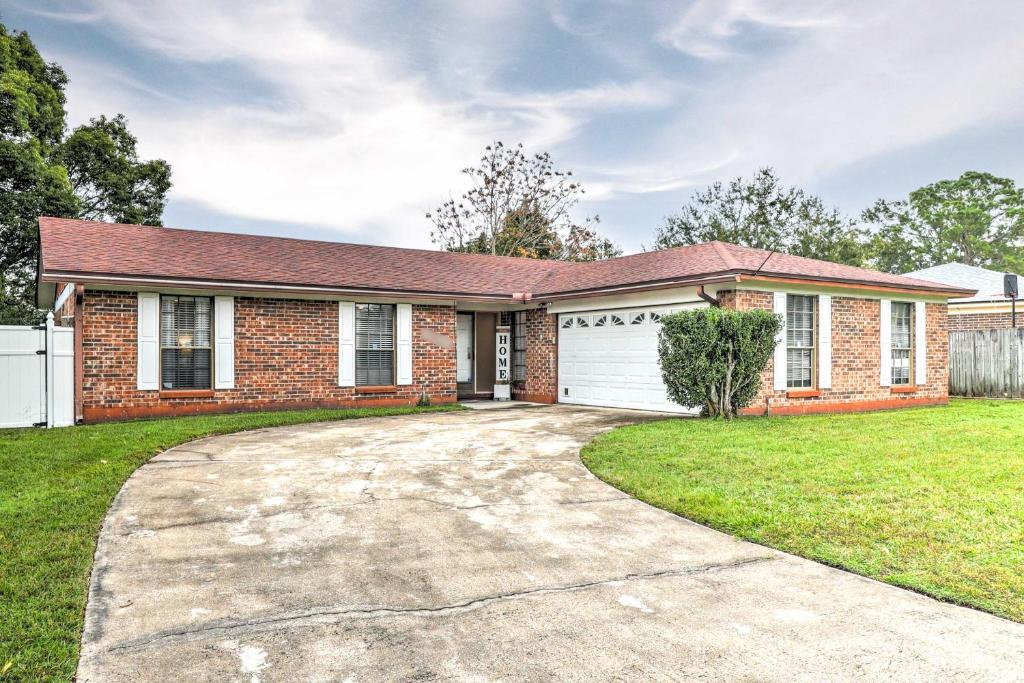 Quaint Jacksonville Escape with Screened Porch!, Jacksonville (updated