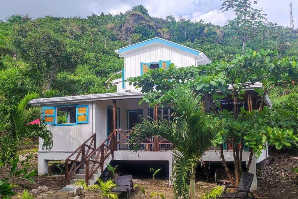 una casa con una montaña en el fondo en Mi Hermosa - Casa Isleña a 70 Metros de la Playa en Providencia