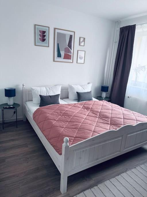 Postel nebo postele na pokoji v ubytování cozy Apartment mit Balkon I WLAN