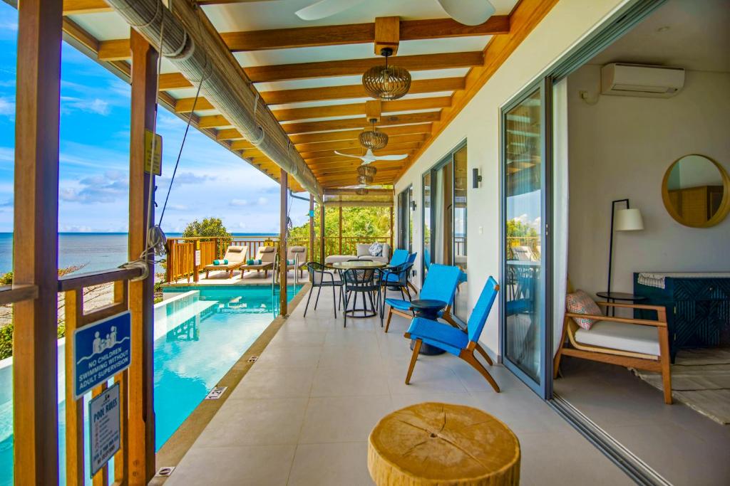 Bazén v ubytování Paradise Chalets Yoga & Wellness nebo v jeho okolí