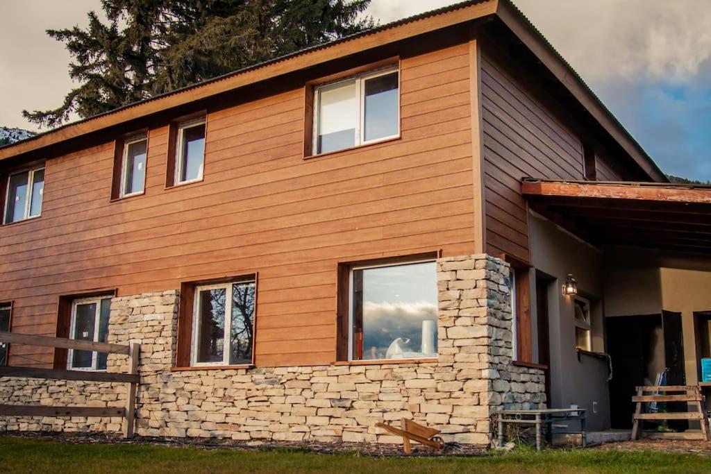 una casa con ventanas en un lateral en Duplex a estrenar a pocos metros del gutierrez en San Carlos de Bariloche