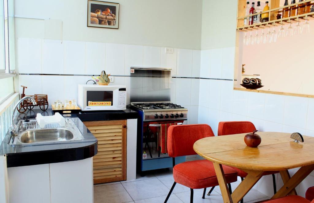 Een keuken of kitchenette bij Taytaypa Rooms & Apartments Lima Airport