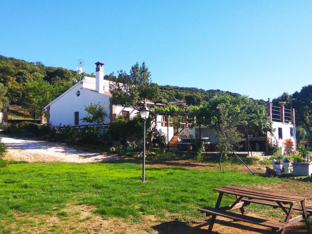 una mesa de picnic frente a una casa blanca en Casa Rural Bellavista Ronda en Ronda