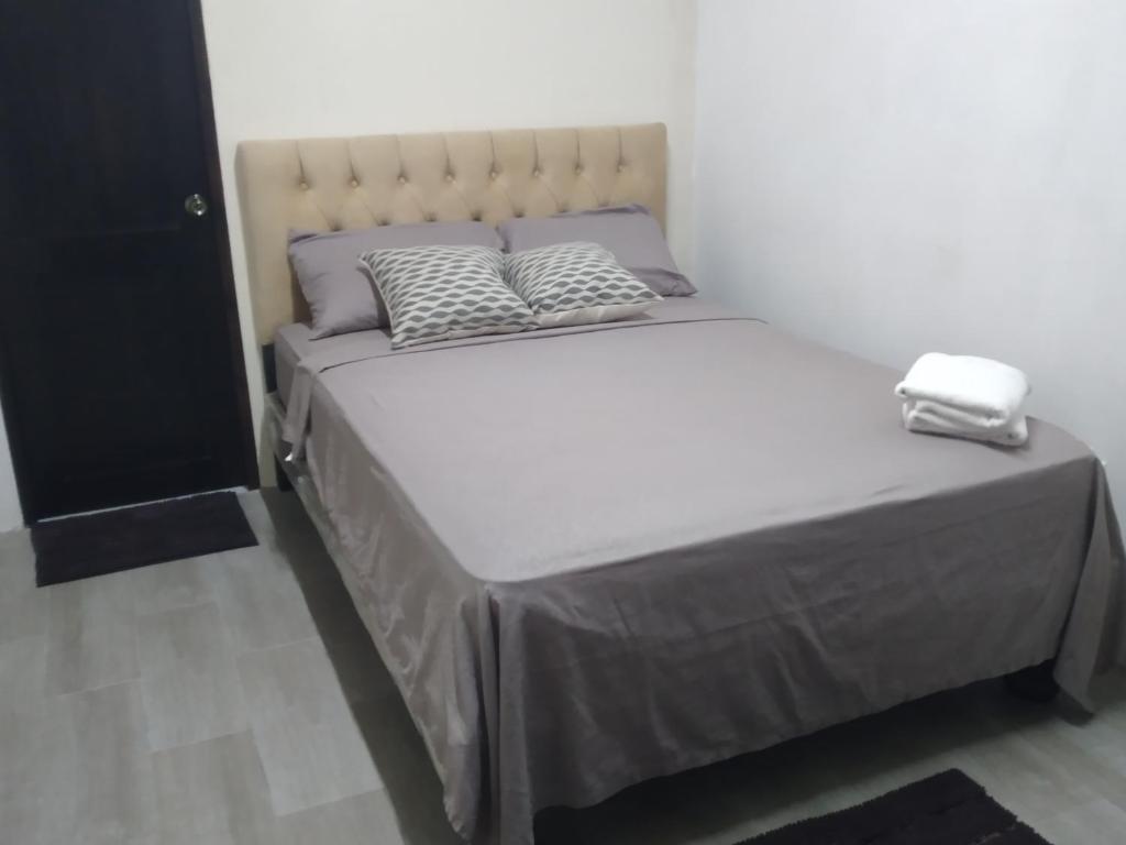 En eller flere senge i et værelse på Habitación Matrimonial en montañita