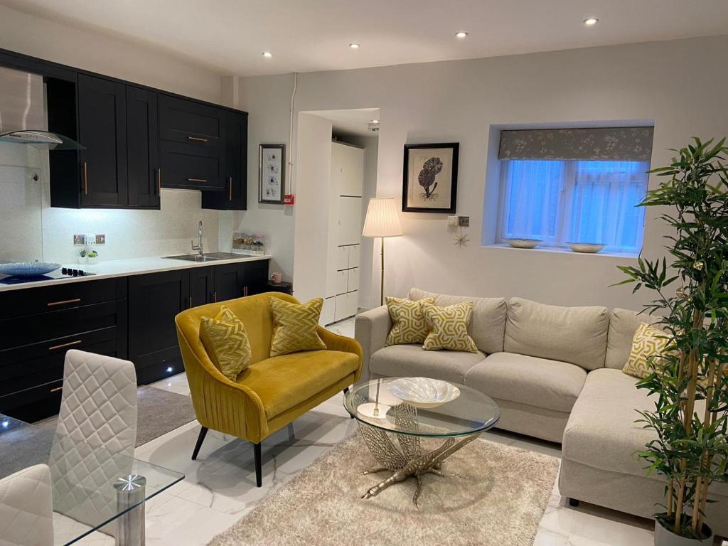 a living room with a couch and a table at Elegant 2 Bed Flat in Chiswick in London