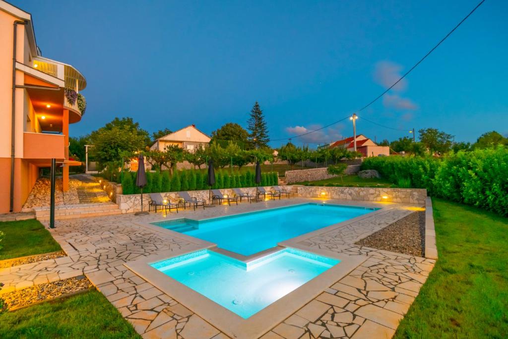 Fotografia z galérie ubytovania VILLA PRUNUS LAURUS, HEATED POOL, PLAYGROUNDS, FENCED, GARDEN v destinácii Imotski