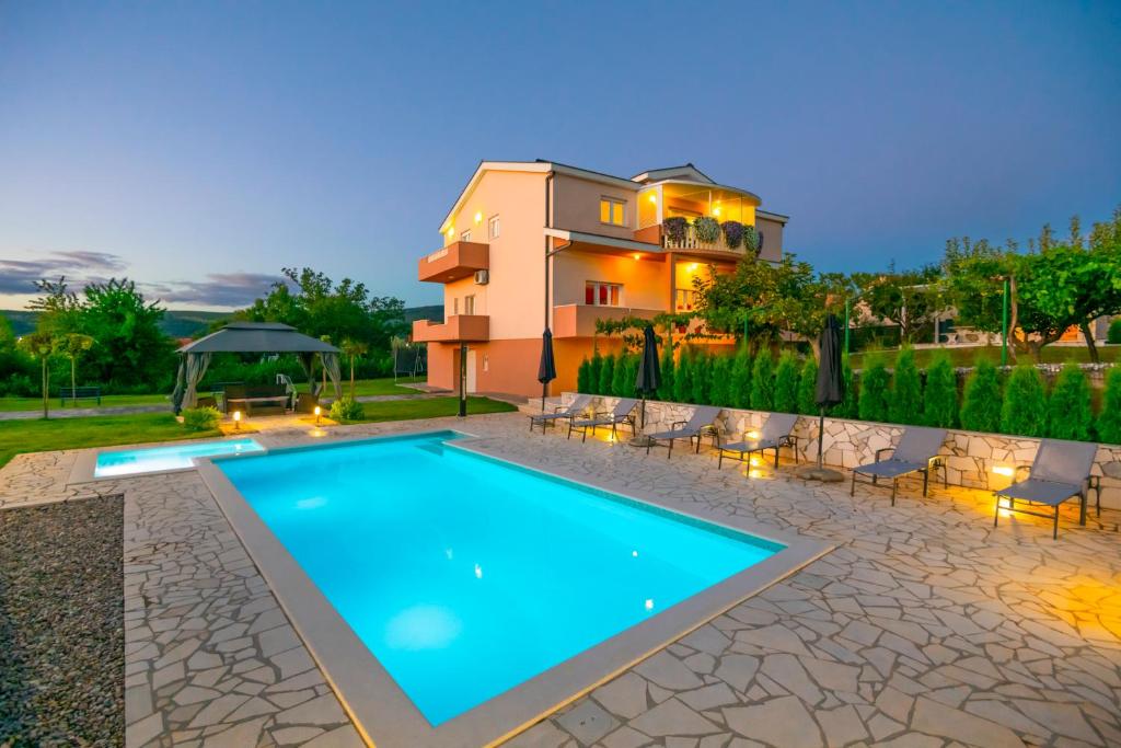 VILLA PRUNUS LAURUS, HEATED POOL, PLAYGROUNDS, FENCED, GARDEN
