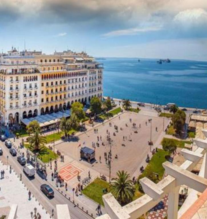 z powietrza widok na ulicę przed oceanem w obiekcie Villa Joanna 1 w mieście Mesimérion