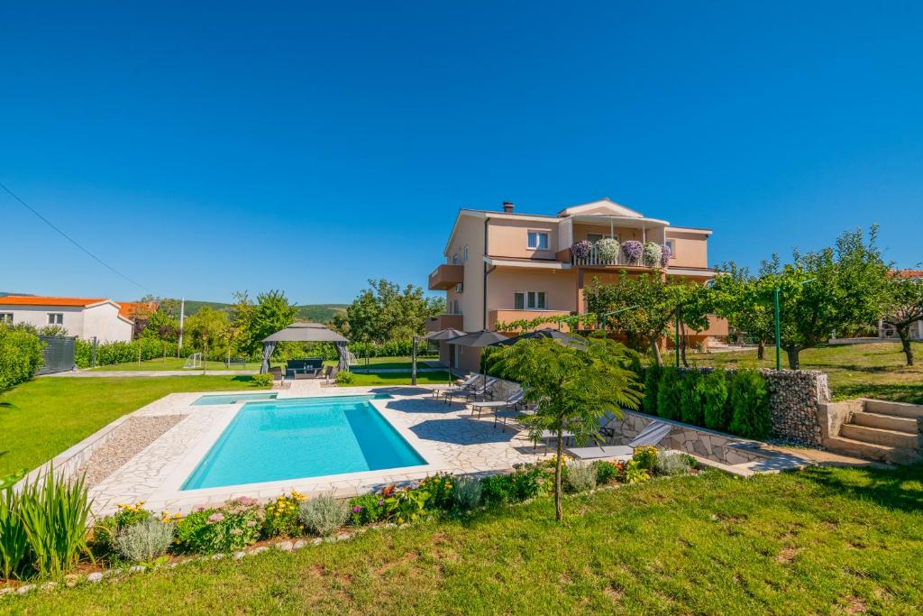 Fotografia z galérie ubytovania VILLA PRUNUS LAURUS, HEATED POOL, PLAYGROUNDS, FENCED, GARDEN v destinácii Imotski