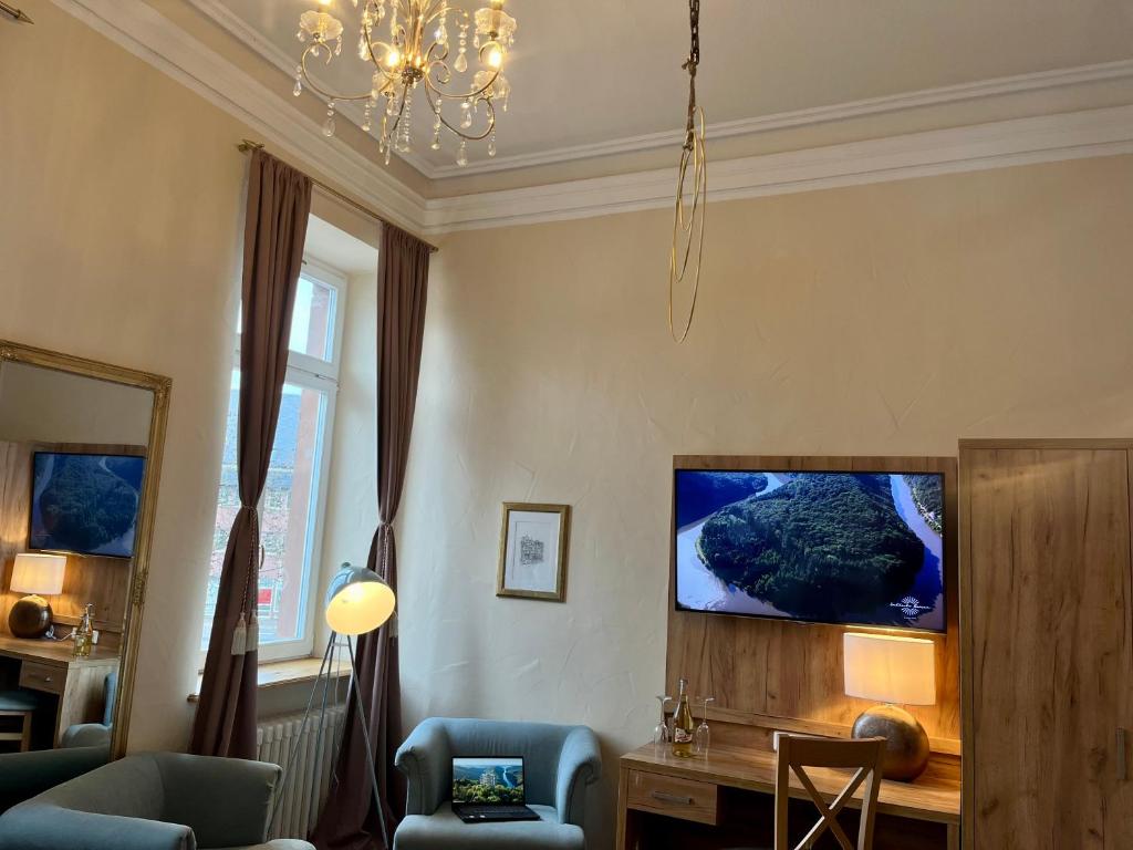 TV a/nebo společenská místnost v ubytování Hotel Stadtvilla Laux