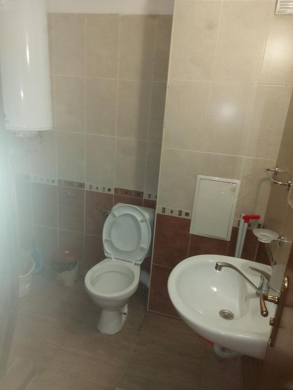 A bathroom at Studio and 1bedroom apartment Burgas - Economy
