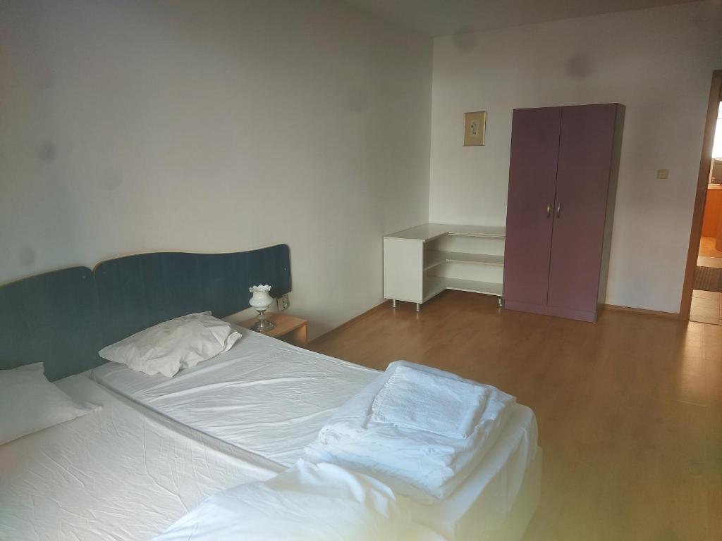 A bed or beds in a room at Studio and 1bedroom apartment Burgas - Economy