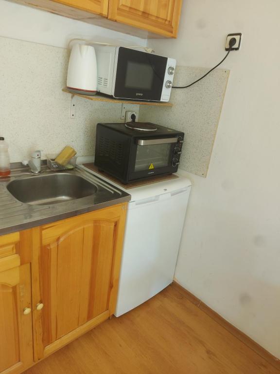 A kitchen or kitchenette at Studio and 1bedroom apartment Burgas - Economy