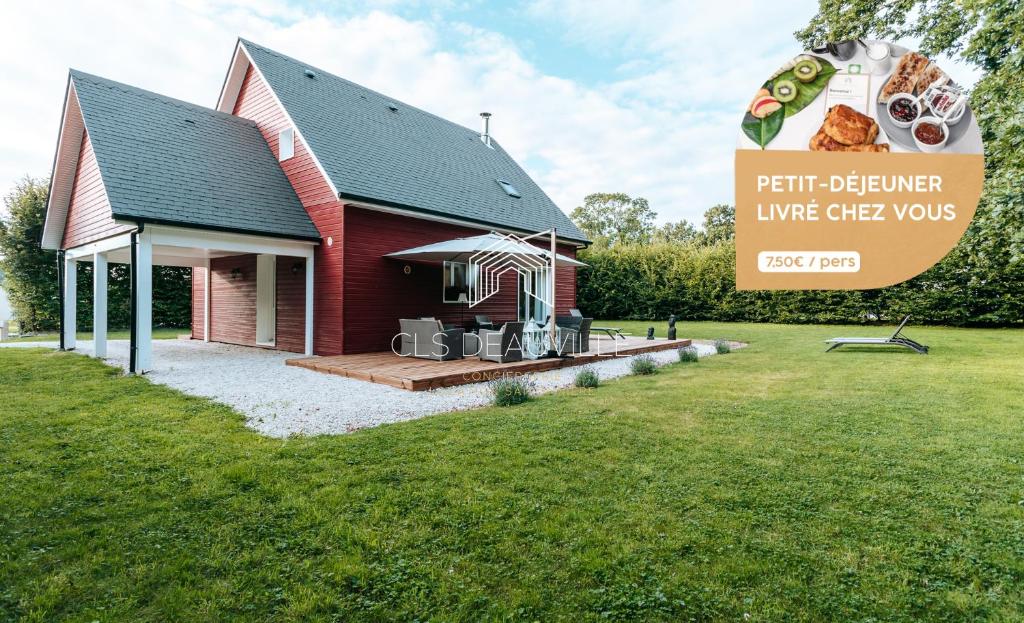 uma casa vermelha com um sinal em frente em Villa Trouvillaise C.L.S Deauville em Trouville-sur-Mer