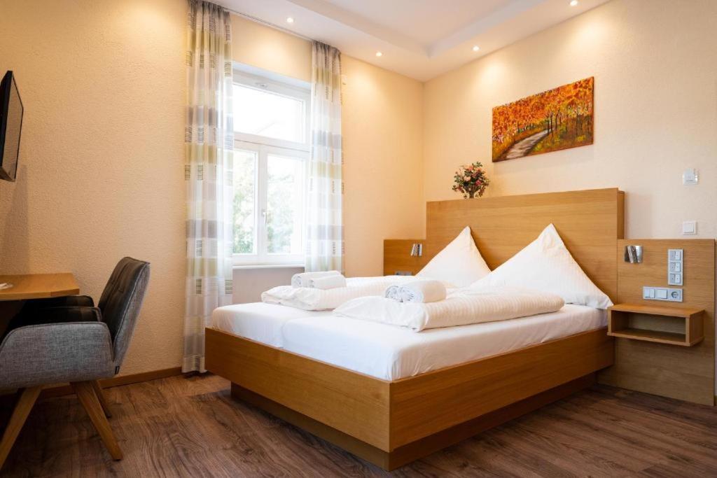 Habitación de hotel con cama grande y ventana en Zur Krone Leimen, en Leimen