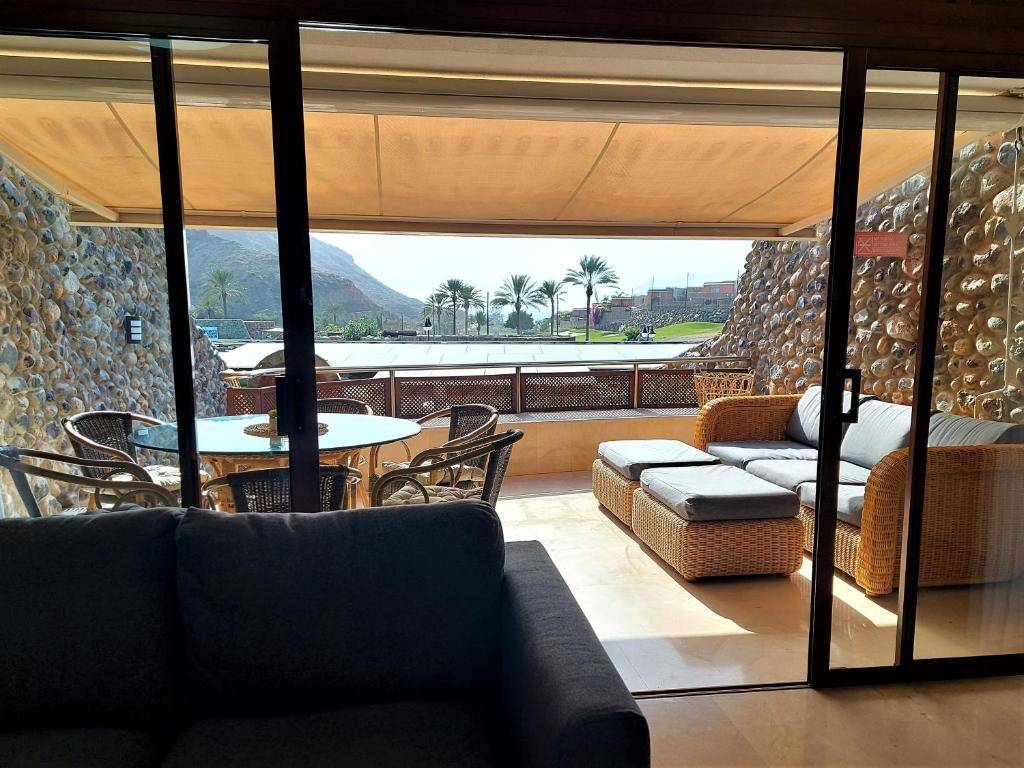 uma sala de estar com um sofá, uma mesa e cadeiras em Villa Happiness - Luxury chalet with sea view em Las Palmas de Gran Canaria