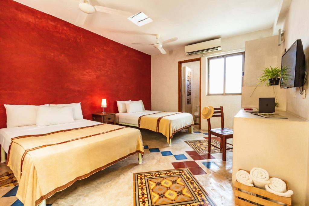Una cama o camas en una habitación de Che Nomadas Mérida Hostel Adults Only