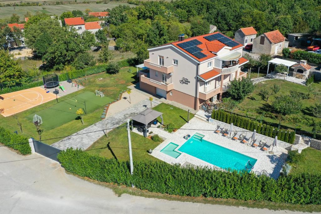 Fotografia z galérie ubytovania VILLA PRUNUS LAURUS, HEATED POOL, PLAYGROUNDS, FENCED, GARDEN v destinácii Imotski