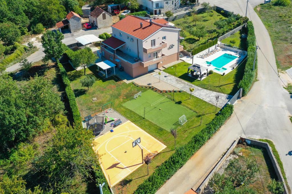 Fotografia z galérie ubytovania VILLA PRUNUS LAURUS, HEATED POOL, PLAYGROUNDS, FENCED, GARDEN v destinácii Imotski
