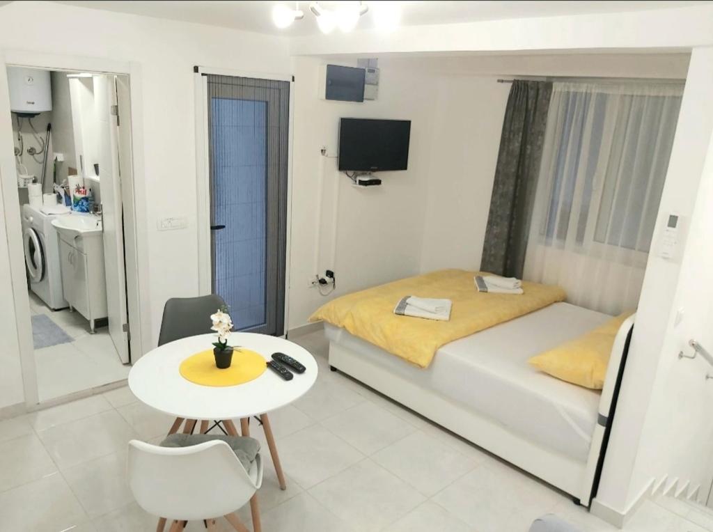 Habitación pequeña con cama, mesa y sidra de mesa en Apartment Marina en Kotor