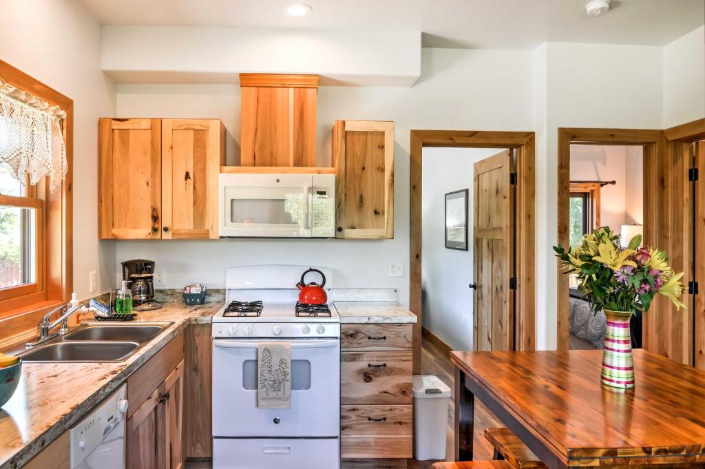 Kuchyň nebo kuchyňský kout v ubytování Columbia Falls Vacation Rental 10 Mi to Whitefish