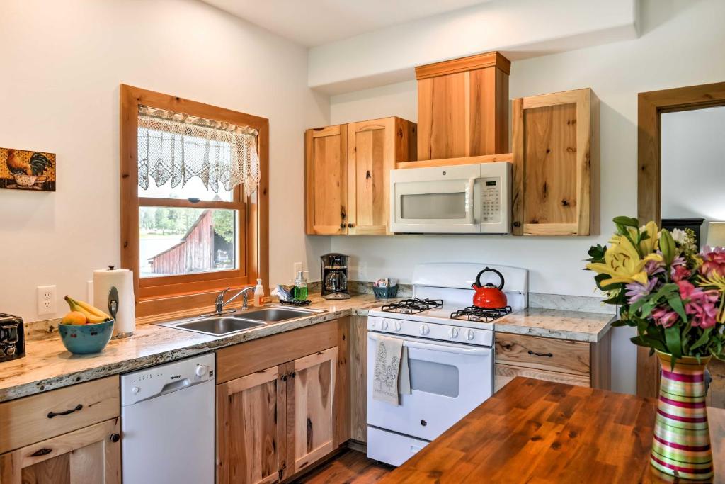 Kuchyň nebo kuchyňský kout v ubytování Columbia Falls Vacation Rental 10 Mi to Whitefish