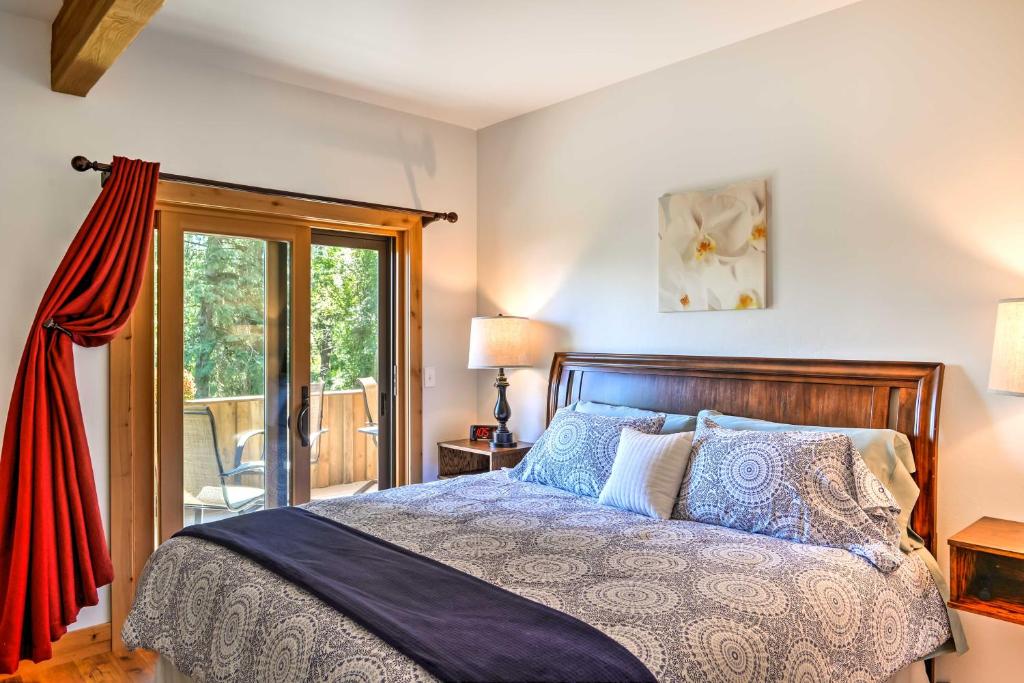 Postel nebo postele na pokoji v ubytování Columbia Falls Vacation Rental 10 Mi to Whitefish