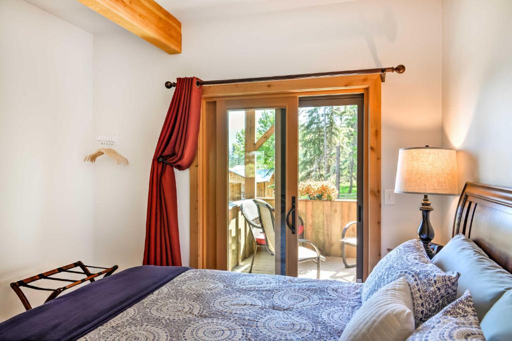 Postel nebo postele na pokoji v ubytování Columbia Falls Vacation Rental 10 Mi to Whitefish