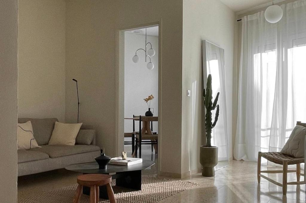 The Appartment في يانسا: غرفة معيشة مع أريكة وطاولة