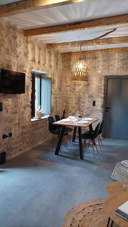 Televízia a/alebo spoločenská miestnosť v ubytovaní Pyrrichos Stone House