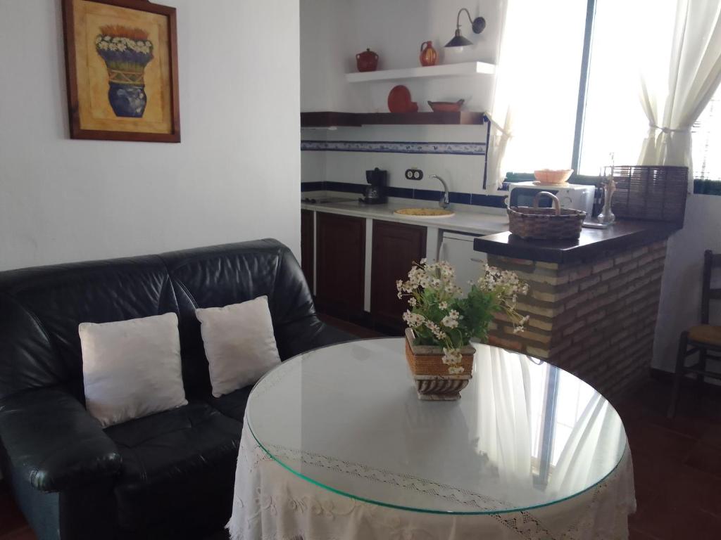 a living room with a coffee table and a couch at Alojamiento Rural El Campito in Zafra