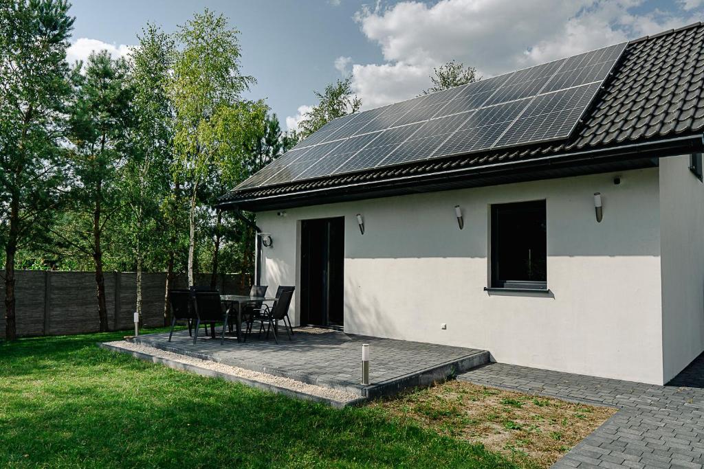 ein Haus mit Sonnenkollektoren auf dem Dach in der Unterkunft Hortensja in Wilków