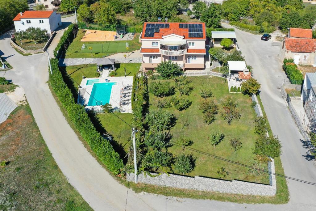 Fotografia z galérie ubytovania VILLA PRUNUS LAURUS, HEATED POOL, PLAYGROUNDS, FENCED, GARDEN v destinácii Imotski