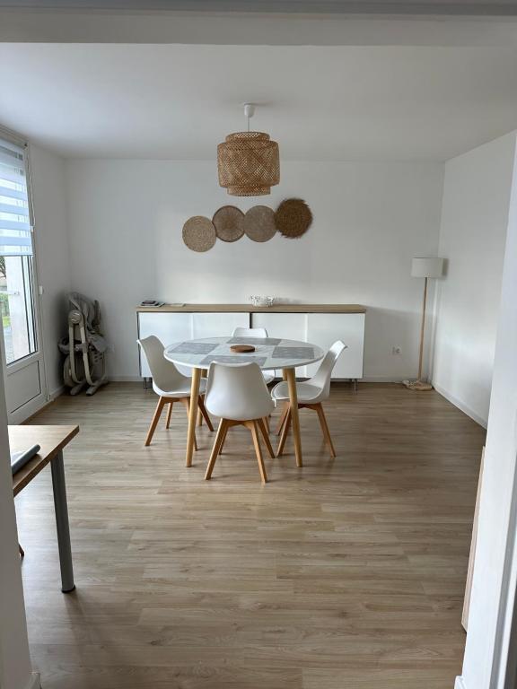 une salle à manger avec une table et des chaises dans l'établissement Appartement Dunkerque proximité plage et centre ville, à Dunkerque