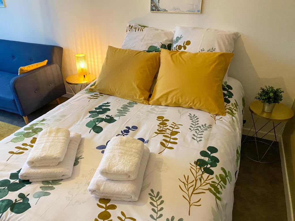 1 dormitorio con 1 cama con toallas en Le Noyer petit appart cosy proche de Mulhouse, en Riedisheim