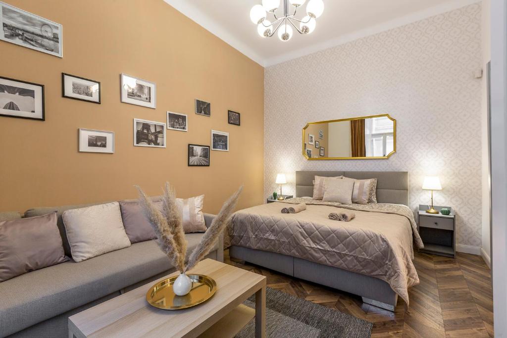 Posteľ alebo postele v izbe v ubytovaní Central Quentin Home with Sauna next to the New York Café