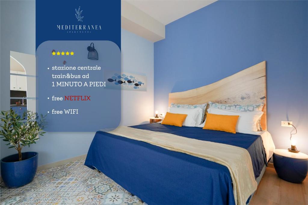 1 dormitorio azul con 1 cama con almohadas de color naranja en Mediterranea Apartment- CENTRAL STATION - FREE WIFI&NETFLIX, en Bari