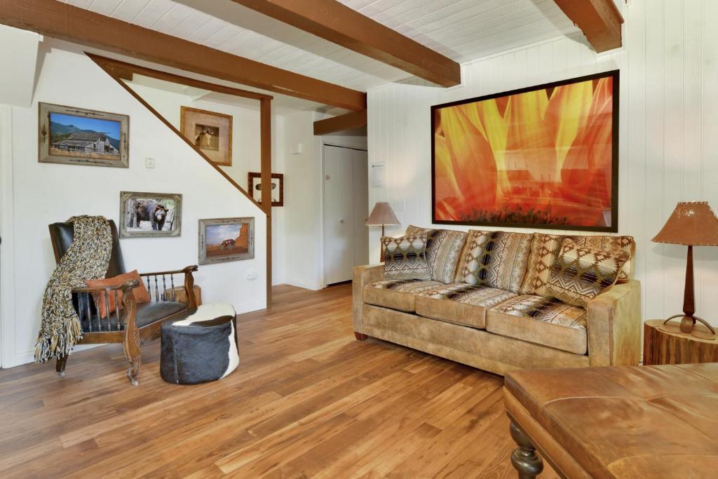 2180-Sunflowers and Cowboys home في بيغ بير لاكي: غرفة معيشة مع أريكة وكرسي