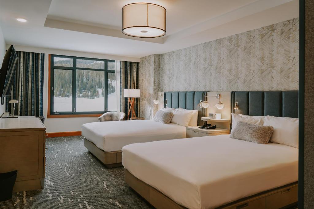 Кровать или кровати в номере Summit Hotel at Big Sky Resort