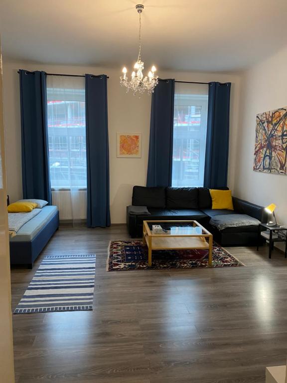 ein Wohnzimmer mit einem Sofa und einem Couchtisch in der Unterkunft Nice apartment between Schönbrunn and Karlsplatz in Wien