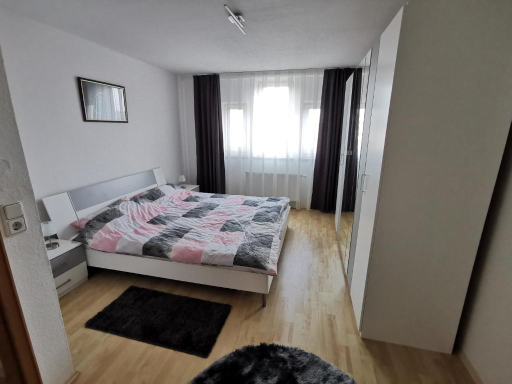 a bedroom with a bed and a window at Sehr Schönes 2 Zimmer Maisonnette Wohnung in Ansbach