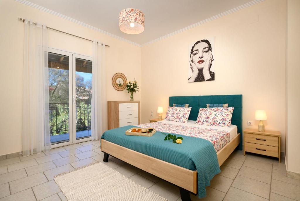 een slaapkamer met een bed en een foto aan de muur bij Apartment CALLAS in Corfu Town in Corfu-stad