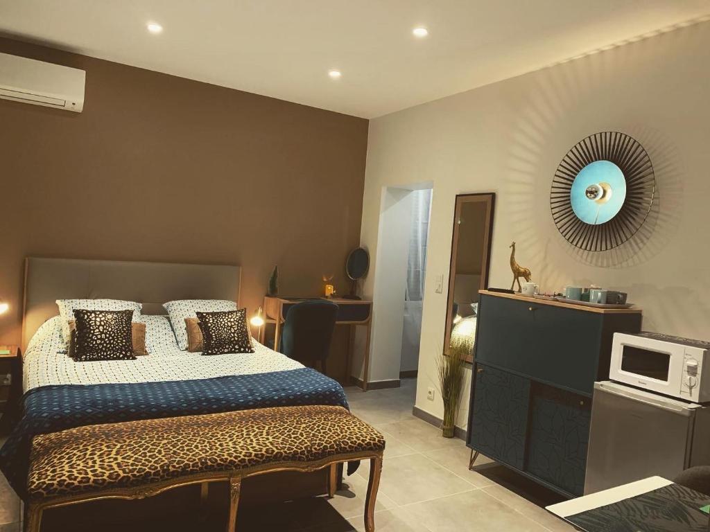 Postel nebo postele na pokoji v ubytování La CORSA CHAMBRE FAMILIALE DELUXE