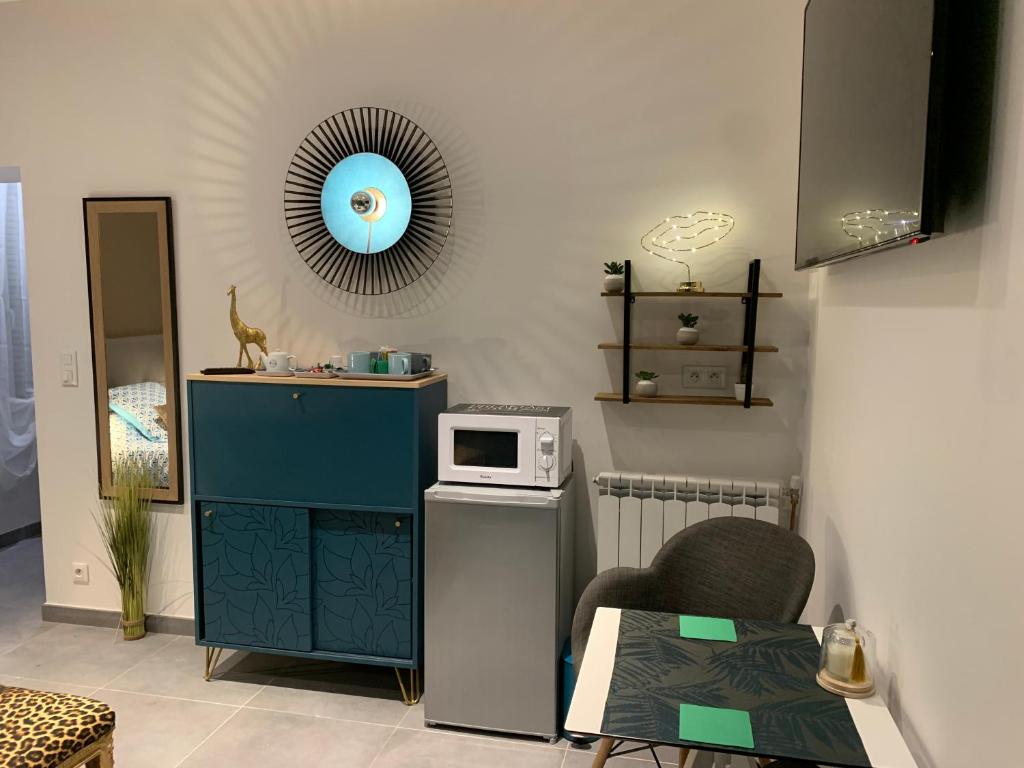 Kuchyň nebo kuchyňský kout v ubytování La CORSA CHAMBRE FAMILIALE DELUXE