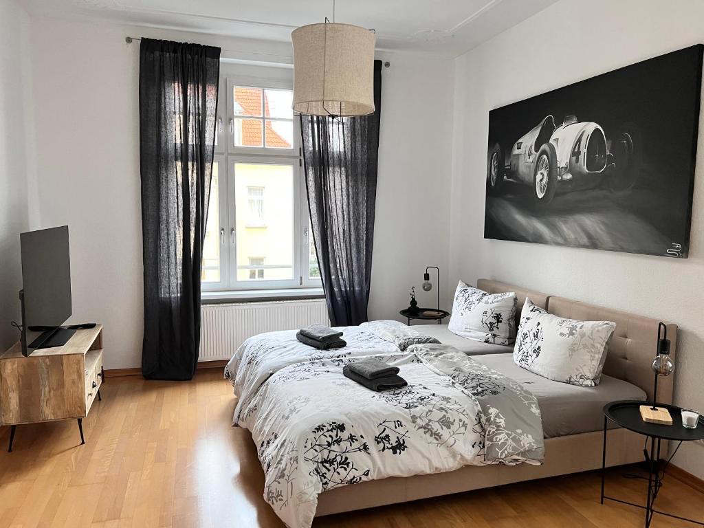 a bedroom with a bed and a picture of a car on the wall at Großzügiges Familien Apartment am Kressepark in Erfurt