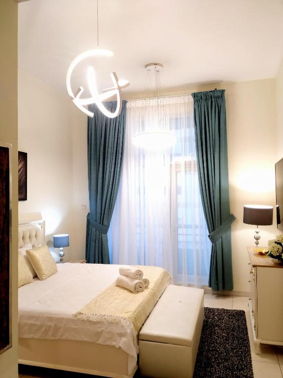 Elegant 1 BR With Height’s and City Views.