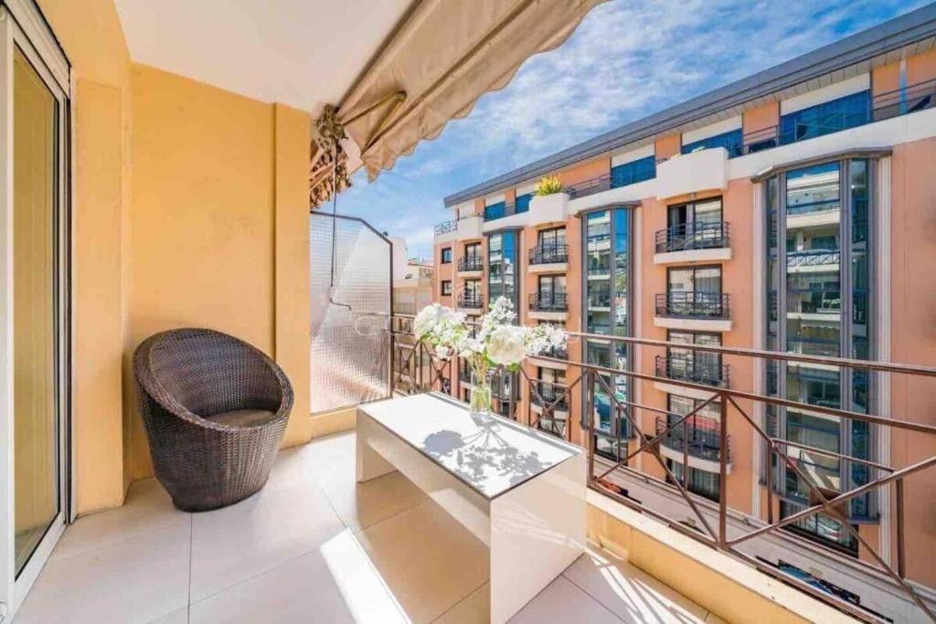 d'un balcon avec une table et une vue sur un bâtiment. dans l'établissement Superbe appartement avec Terrasse 1mn des plages de la Croisette, à Cannes