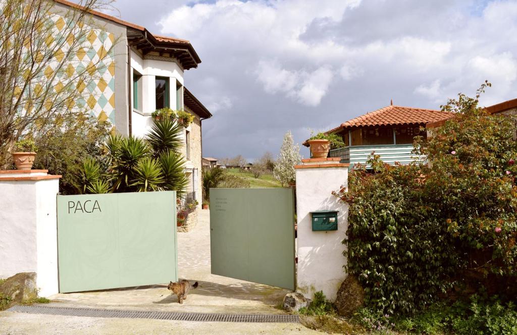 una puerta verde frente a una casa en PACA casa rural. Arts and Landscape in Asturias, en Gijón