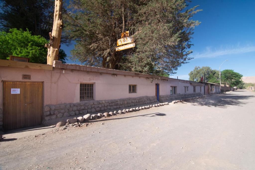 un edificio al lado de un camino de tierra en Hotel-Camping Takha Takha, en San Pedro de Atacama