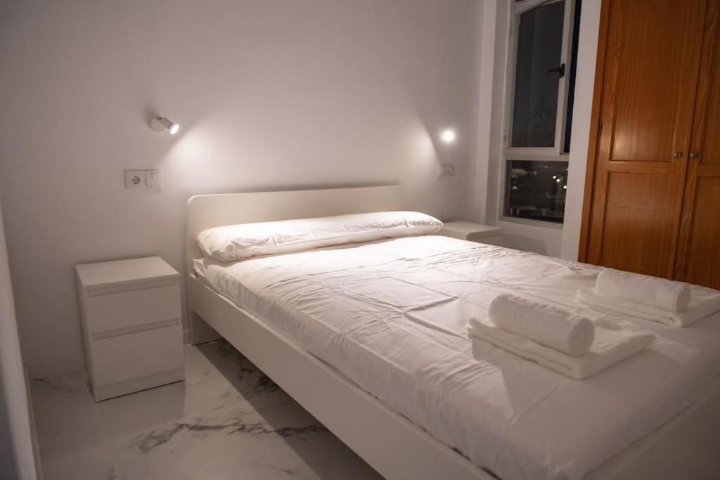 Łóżko lub łóżka w pokoju w obiekcie Apartamento Jogi Playa del inglés
